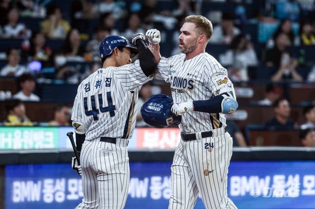NC 데이비슨(오른쪽)이 24일 창원 LG전에서 2회 홈런을 친 후 기뻐하고 있다. /사진=NC 다이노스 제공