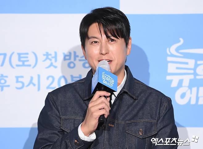 배우 류수영이 취재진 질문에 답하고 있다