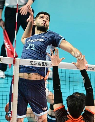 우리카드 소속으로 공격하는 알리 [한국배구연맹 제공. 재판매 및 DB 금지]