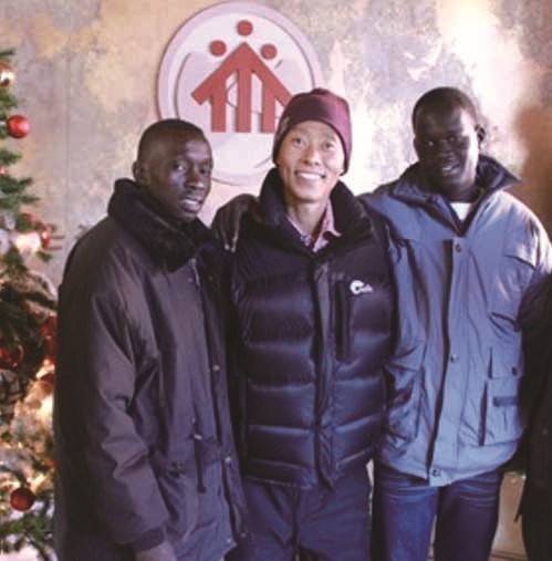 이태석 신부와 토마스 타반 아콧 씨(왼쪽), 존 마옌 루벤 씨 이태석 신부가 투병 중이던 2009년 서울에서 남수단 시절 제자 토마스 타반 아콧 씨(왼쪽), 존 마옌 루벤(현 부산백병원 내과 전문의) 씨와 찍은 사진. ['이태석신부의 수단어린이장학회' 제공. 재판매 및 DB 금지]