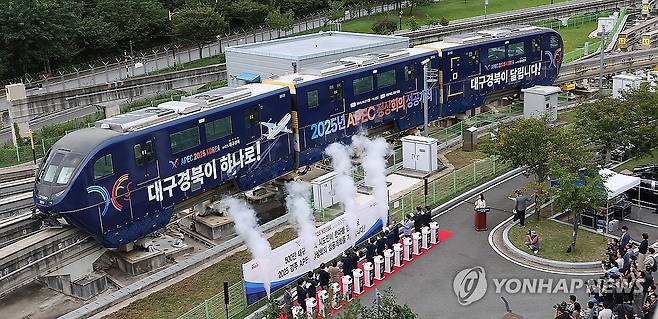 APEC 정상회의 성공개최 기원 '대구·경북 APEC 열차' 출발 (대구=연합뉴스) 윤관식 기자 = 22일 대구 도시철도 3호선 칠곡 차량기지에서 열린 2025년 APEC 정상회의 성공 개최를 기원하는 대구·경북 APEC 열차 출발 행사에서 '대구·경북 APEC 열차'가 출발하고 있다. 해당 열차는 경주 APEC 정상회의가 끝나는 오는 11월 1일까지 운행한다. 2025.9.22 psik@yna.co.kr