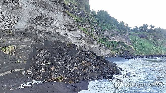 무너져 내린 송악산 절벽 (서귀포=연합뉴스) 박지호 기자 = 최근 제주 서귀포시 대정읍 송악산 절벽 일부가 무너져 24일 오전 해안에 대량의 낙석이 쌓여 있다. 2025.9.24 jihopark@yna.co.kr
