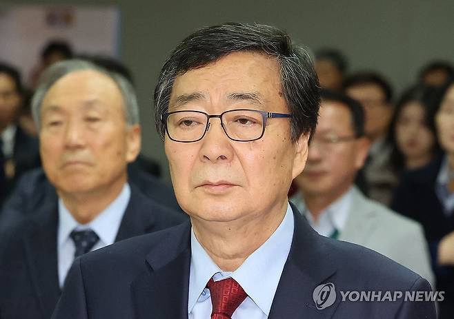 'DJ 차남' 김홍업 김대중평화센터 이사장 별세 (서울=연합뉴스) 고(故) 김대중 전 대통령의 차남인 김홍업 김대중평화센터 이사장이 24일 숙환으로 별세했다. 향년 75세.
    사진은 2023년 김대중도서관에서 열린 '김대중 대통령 탄생 100년, 노벨평화상 수상 23주년 기념식'에서 김 이사장. 2025.9.24 [연합뉴스 자료사진] photo@yna.co.kr