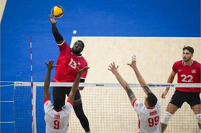 폴란드전에서 공격하는 캐나다의 베논(왼쪽 13번) [FIVB 홈피 캡처. 재판매 및 DB 금지]