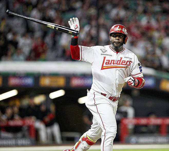 에레디아 '결승 투런포' (서울=연합뉴스) 23일 인천 SSG랜더스필드에서 열린 프로야구 KIA 타이거즈와 SSG 랜더스의 경기.
    5회말 2사 1루 SSG 에레디아가 2점 홈런을 치고 있다. 2025.9.23 [SSG 랜더스 제공. 재판매 및 DB 금지] photo@yna.co.kr