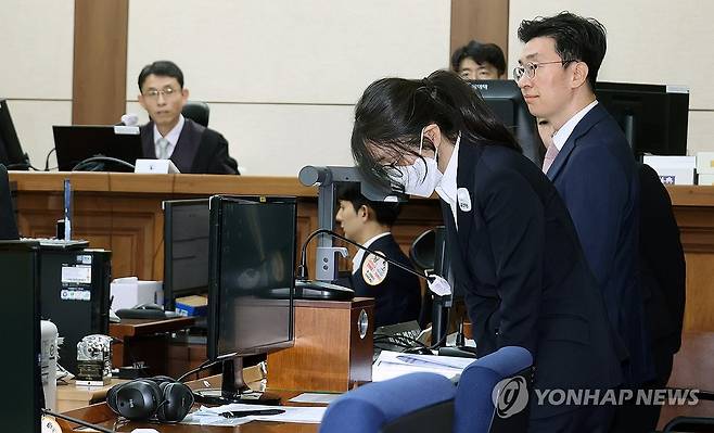 고개 숙인 채 출석하는 김건희 여사 (서울=연합뉴스) 도이치모터스 주가조작과 명태균 공천개입, 통일교 청탁·뇌물 수수 의혹 혐의 등으로 구속기소 된 김건희 여사가 24일 서울 서초구 서울중앙지방법원에서 열린 첫 재판에 출석하며 고개를 숙이고 있다. 2025.9.24 [사진공동취재단] photo@yna.co.kr