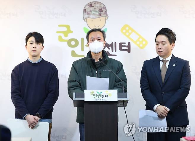 억울함과 답답함 호소하는 유가족 (서울=연합뉴스) 2023년 2월 13일 서울 마포구 군인권센터에서 열린 육군 제12사단 52연대 소속 GOP 33소초에서 발생한 김 이병 총기 사망 사건 관련 기자회견에서 김 이병의 부친이 사건 관련 심정을 밝히고 있다. [연합뉴스 자료사진]