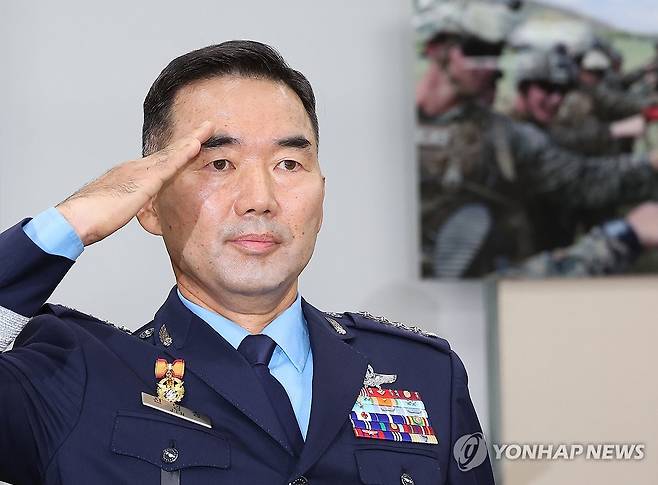 경례하는 진영승 합참의장 후보자 (서울=연합뉴스) 박동주 기자 = 진영승 합동참모의장 후보자가 24일 서울 여의도 국회 국방위원회 전체회의에서 열린 인사청문회에서 경례하고 있다. 2025.9.24 pdj6635@yna.co.kr