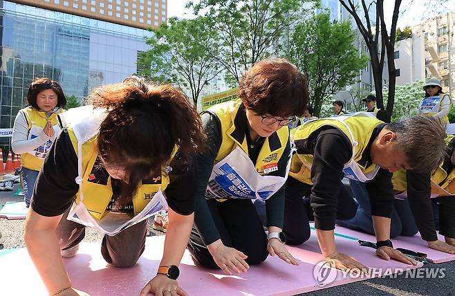 홈플러스 지키기 108배 하는 홈플러스 노조 조합원 (서울=연합뉴스)