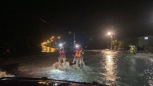 대만 화롄 홍수 피해자를 업은 구조대원들 [CNA 캡처. 재판매 및 DB금지]