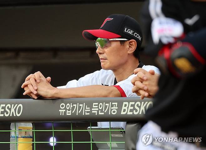 경기 지켜보는 염경엽 감독 [연합뉴스 자료사진]