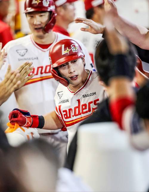 SSG 랜더스 최지훈이 지난 23일 인천 SSG랜더스필드에서 열린 2025 KBO리그 KIA 타이거즈와의 경기에서 6회말 무사 1루 상황에서 투런 홈런을 때리고 덕아웃으로 들어와 동료의 축하를 받고 있다. 2025.9.23 /SSG랜더스 제공