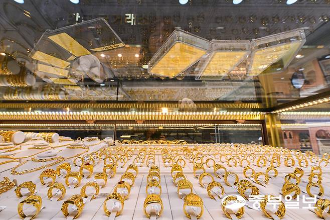 최근 글로벌 지정학적 위험 확대와 미 중앙은행의 금리 인하 등의 영향으로 금이 안전자산으로 주목받아 개인 투자자들이 9월 금 관련 상품을 4,386억 원 순매수하며 투자 열기가 확산되고 있는 가운데 25일 오후 수원시 장안구 한 금거래소에서 관계자가 금제품들을 정리하고 있다. 임채운기자