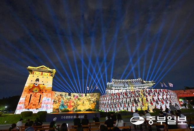 2025 수원화성 미디어아트 개막을 앞둔 가운데 수원시 팔달구 수원화성 화서문 일대에서 미디어아트쇼 리허설이 진행되고 있다. 제5회 수원화성 미디어아트는 오는 27일부터 10월 12일까지 16일간 화서문을 중심으로 '만천명월 정조의 꿈, 빛이 되다 시즌5 새빛향연(饗宴)' 주제로 열린다. 김경민기자