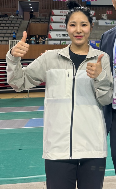 25일 부산 스포원파크 금정실내체육관서 열린 제106회 전국체육대회 사전경기 펜싱 여일반부 플뢰레 개인전서 우승한 최민서(안산시청)가 기념사진을 찍고 있다. 사진=경기도펜싱협회