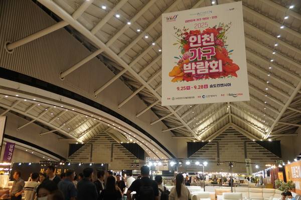 오늘(25일) 열린 '제7회 2025 인천가구박람회'가 많은 인파로 북적인다. [사진 = 이장원 기자]