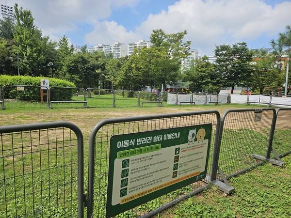 25일 찾은 인천시 부평구 삼산동 분수공원 내 조성된 이동식 반려견 쉼터. 정병훈 기자