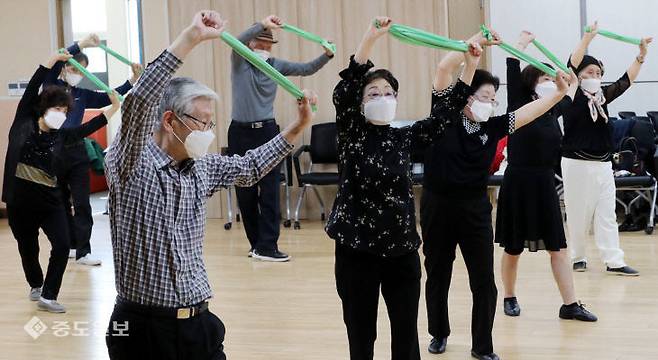 사회적 거리두기 완화 조치로 경로당 및 노인여가시설 운영이 가능해진 첫 날인 25일 대전 유성구 노인복지관에서 노인들이 난타를 배우고 있다. 이성희 기자 token77@