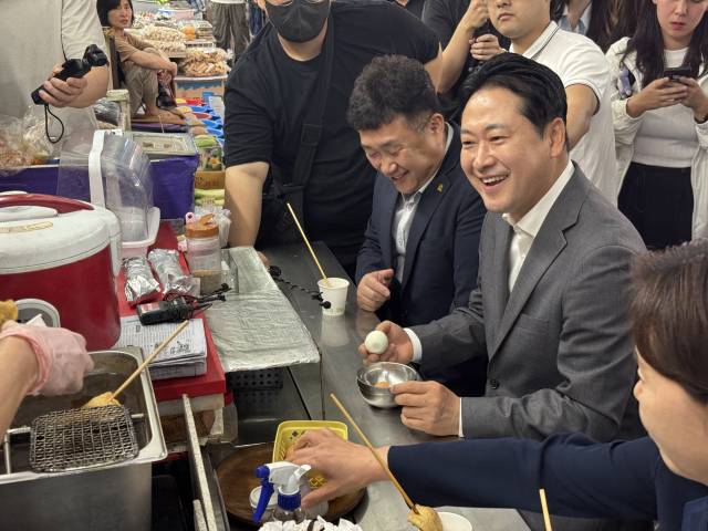 25일 장동혁 국민의힘 대표가 대전 동구 중앙시장을 방문해 상인과 대화를 나누고 있다. 사진=권오선 기자.