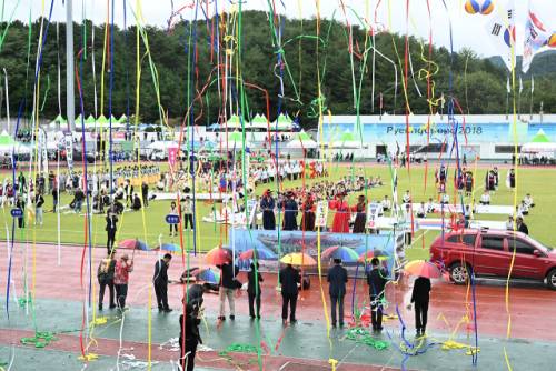◇‘제48회 노산문화제 및 제43회 군민의 날 기념 개막식’이 25일 평창종합운동장에서 심재국 평창군수를 비롯한 각급 기관·사회단체장과 출향인사, 자매도시 관계자, 8개 읍·면 선수단을 비롯한 주민 2,500여 명이 참가한 가운데 열렸다.
