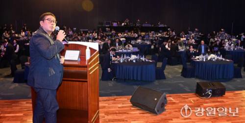 ‘강원랜드와 함께하는 2025강원이코노믹서밋’이 25일 정선 하이원 그랜드호텔 컨벤션홀에서 열려 이승현 디지털플랫폼정부위원회 AI플랫폼혁신국장이