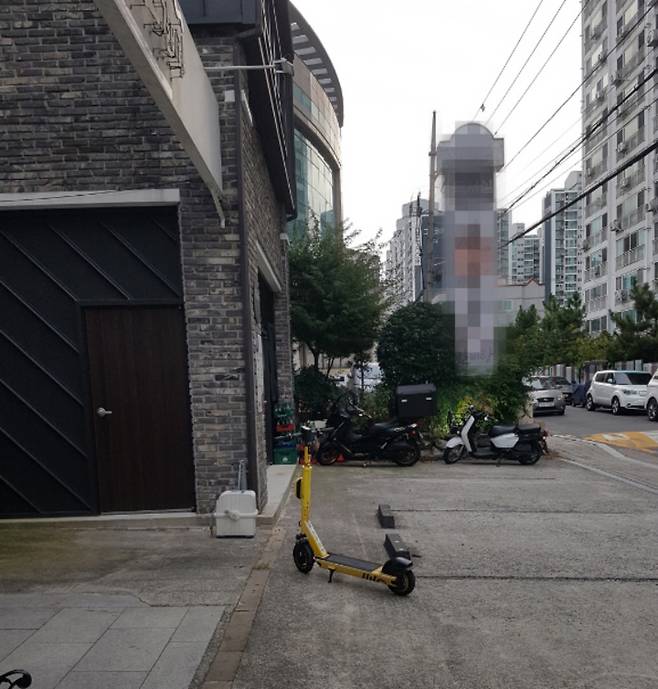 울주군 범서읍의 한 가게 앞 주차장에 주차된 전동킥보드 모습. 독자 제공