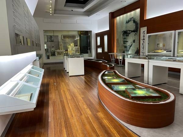 거제 청마기념관의 내부 전경과 전시물. /권영란 작가