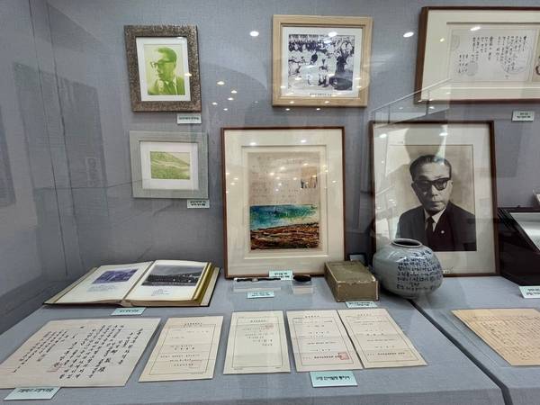 통영 청마문학관에는 시인이 사용하던 국어사전이 있다. 이희승 박사의 <국어대사전>이다. /권영란 작가