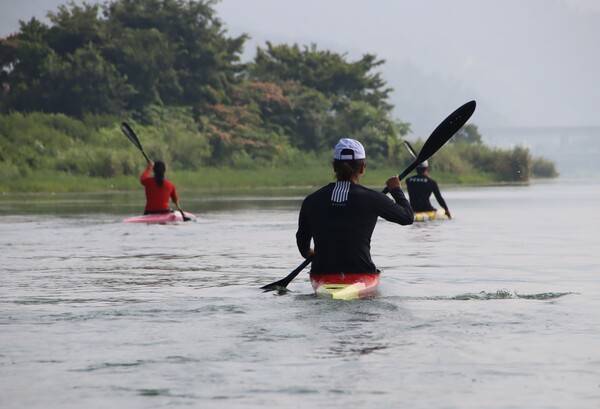 경남체육회 여자 카누팀 맏언니 김국주 씨가 서낙동강에서 동생들을 살피며 훈련하고 있다. /백솔빈 기자