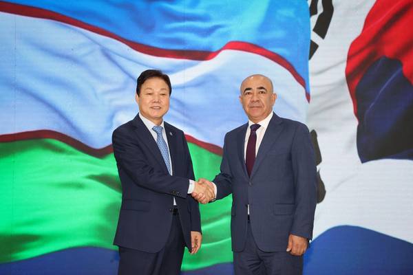 박완수 경남도지사와 조이르 미르자예프 우즈베키스탄 타슈켄트 주지사가 24일 우호교류 협정 체결식에서 인사하고 있다. /경남도