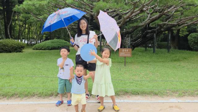 지난 7월 경주 불국사 안으로 들어가는 길에 네 남매가 포즈를 취하고 있다. 박민주 씨 제공