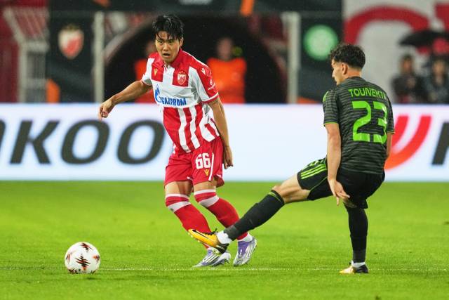 츠르베나 즈베즈다의 설영우가 25일 세르비아 베오그라드에서 열린 2025-2026 UEL 리그 페이즈 1차전 셀틱과의 경기 도중 패스를 시도하고 있다. 연합뉴스