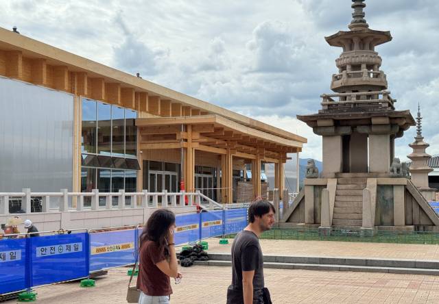 22일 국립경주박물관 중정 내 완공을 앞둔 건축물 모습. APEC 정상회의 만찬장 변경에 따라 이 건물은 APEC CEO 서밋과 연계한 기업인·정상 간 교류와 문화행사장으로 활용된다. 우태욱 기자 woo@imaeil.com