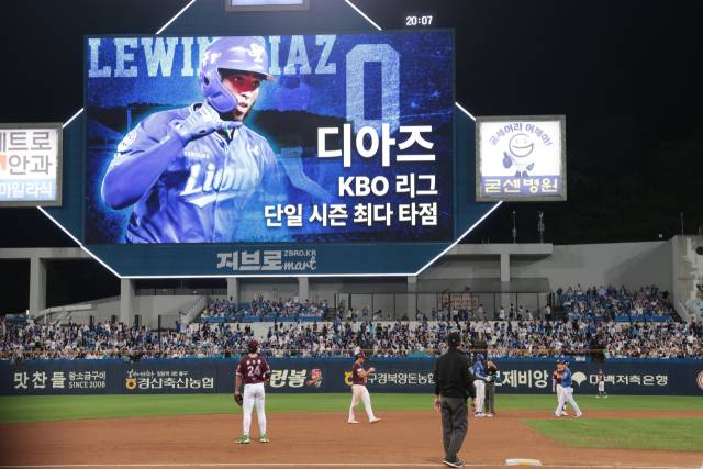삼성 라이온즈의 르윈 디아즈가 25일 대구에서 열린 키움 히어로즈와의 경기 5회말 1타점 2루타를 날려 리그 단일 시즌 최다 타점 신기록을 세우자 이를 알리는 메시지가 구장 전광판에 뜨고 있다. 삼성 제공