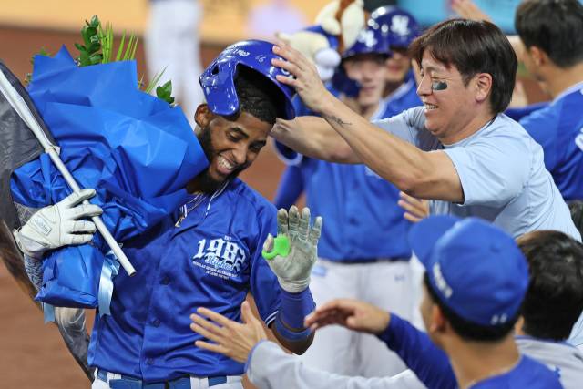 삼성 라이온즈의 르윈 디아즈가 25일 대구에서 열린 키움 히어로즈와의 경기 8회말 3점 홈런을 터뜨리며 외국인 타자 단일 시즌 최다 홈런 신기록을 세운 뒤 덕아웃으로 들어오자 강민호 등 동료들이 격하게 반겨주고 있다. 삼성 제공