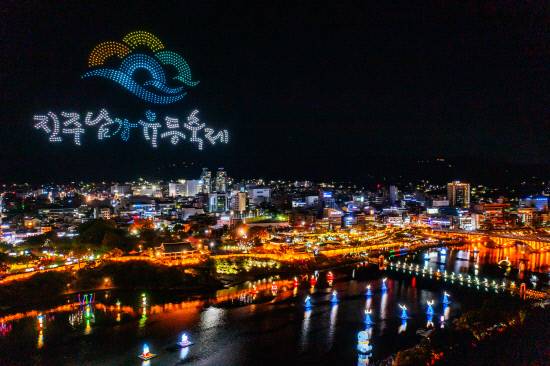 내달 4일부터 19일까지 진주남강 일원에서 남강유등축제 등 10월축제가 열리는 가운데 진주시가 축제준비에 박차를 가하고 있다. 사진은 지난해 열린 10월축제 모습