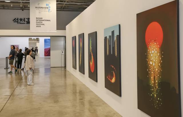 제9회 부산국제사진제가 24일 부산 수영구 'F1963 석천홀'에서 개막해 관람객들이 작품을 감상하고 있다. 이번 전시는 총 3개의 전시장에서 24개국 200여명의 사진가 작품을 만나 볼 수 있다. 김종진 기자 kjj1761＠