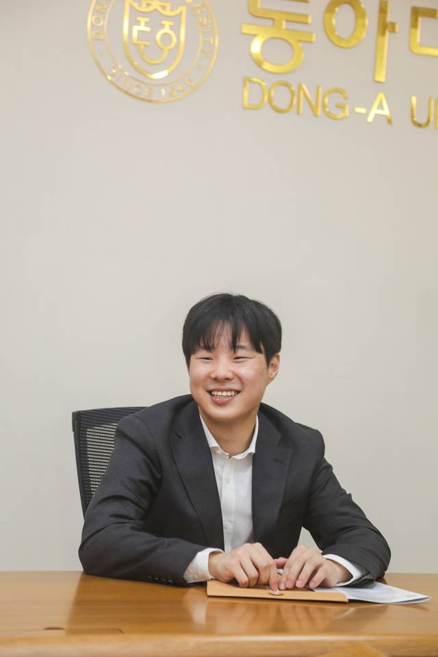 지난 7월 SSCI Q1 학술지에 단독 저자로 논문을 게재한 동아대 금융학과 2학년 이임현 씨가 <부산일보> 취재진과 인터뷰하고 있다. 이상배 기자 sangbae@