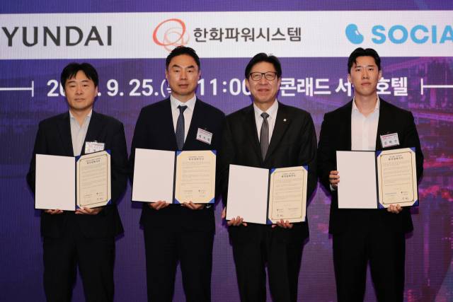 부산시는 25일 서울 여의도에서 '수도권 기업 투자유치 설명회'를 개최했다. 박형준 부산시장과 기업 관계자들이 업무협약을 체결하고 기념 촬영을 하고 있다. 부산시 제공