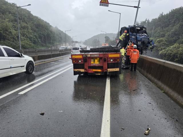 25일 오전 9시 20분께 거제시 장평동 14번 국도 우회도로 계룡산교차로 인근에서 60대 운전자가 몰던 대형 트레일러가 도로 가장자리 방호벽을 충돌한 뒤 추락 직전 멈췄다. 독자 제공