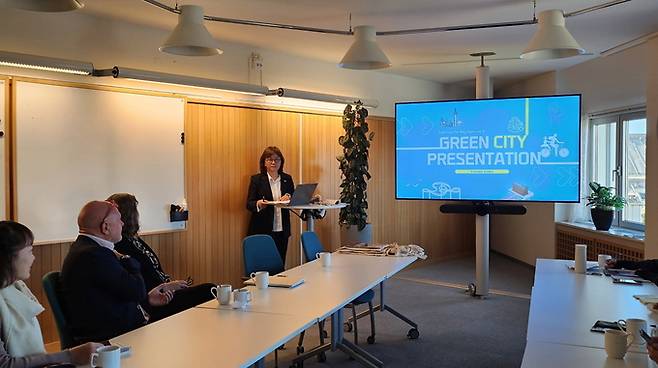 ▲ 포항시는 지난 24일(현지 기준) 스웨덴 말뫼시 도시계획국 및 환경국을 방문해 이클레이(ICLEI·국제지방정부환경기구) 주관 민관협력 기반 기후·에너지 정책 교류회에 참가했다.