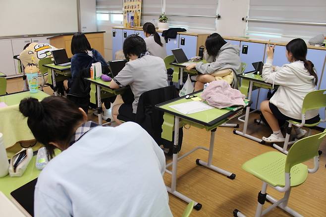 ▲ 포항중앙여고 학생들이 백일장 행사에 참여하여 자신의 작품을 창작하고 있다.