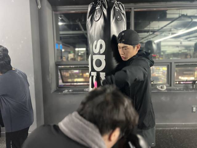 박정언 관장과 관원들이 훈련을 하고 있다.