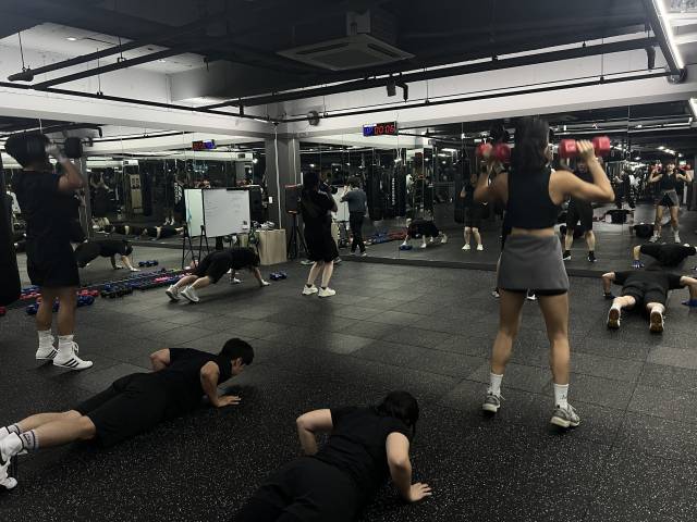 복싱장 관원들이 근력운동을 하고 있다.