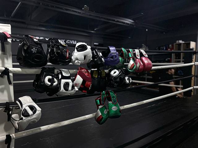 링에 걸려 있는 헤드기어와 글러브.