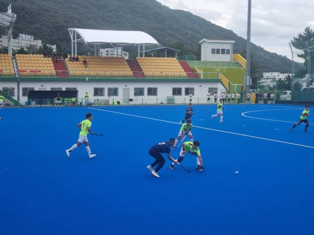 태국 하키 국가대표팀이 김해하키경기장에서 훈련을 하고 있다./김해시/