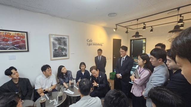 이재명 대통령이 출입기자들과 환담하고 있다.