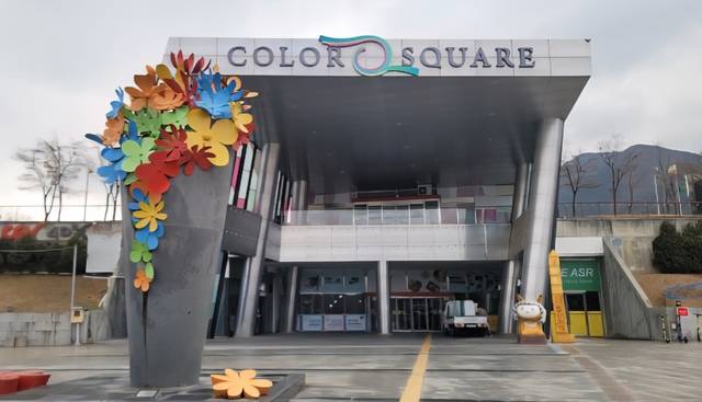 대구 스타디움몰 칼라스퀘어 출입문. 이 건물 지하1, 2층에 대구 최초 대형 미디어아트 시설이 들어선다.