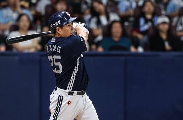 타격하고 있는 두산 양의지. 사진 | 두산