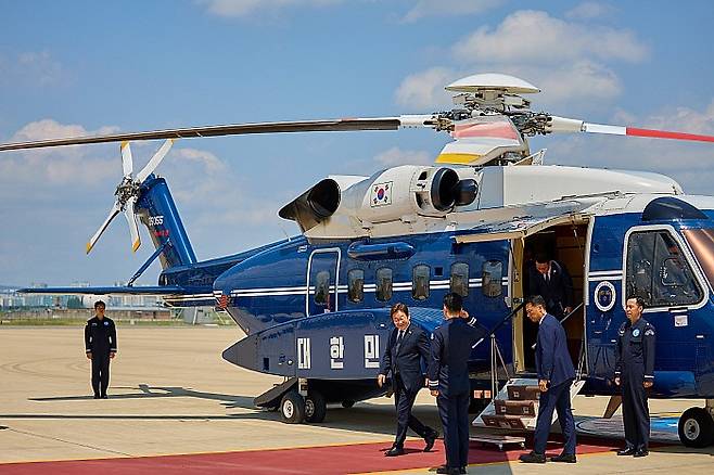 이재명 대통령이 2025년 6월 25일 광주시민·전남도민 타운홀미팅 참석을 위해 광주공항에 도착해 전용 헬리콥터에서 내리고 있다. 뉴시스